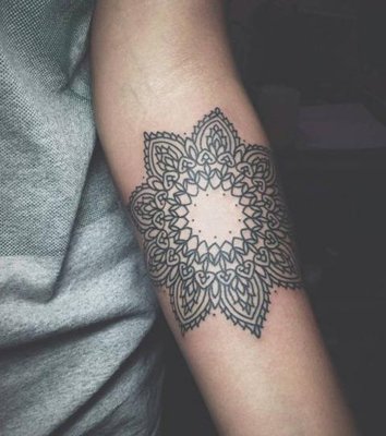  Tatouage mandala sur l'avant bras